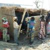 Mulheres nigerianas constroem casa nos Camarões. Foto: Acnur/JM.Awono