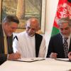 O representante do secretário-geral no Afeganistão, Jan Kubis, com Ashraf Ghani Ahmadzai (centro) e Abdullah Abdullah.