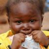 Criança cenrto-africana recebe ajuda alimentar da agência. Foto: PMA