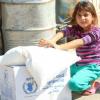 Menina recebe ajuda humanitária. Foto: PMA