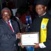 Nyankuru recebe diploma das mãos do presidente Guebuza. Foto: Arquivo pessoal