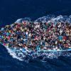 Migrantes no mar Mediterrâneo. Foto: Acnur/Massimo Sestini