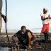 Trabalhadores em um aterro de lixo eletrônico em Ghana. Foto: Pnuma/K. Loeffelbein (arquivo)