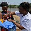 Enfermeira vacina um bebê na República Centro-Africana. Foto: UNICEF/Sebastian Rich