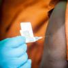 Vacina contra o ebola é administrada a participante em teste na Guiné. Foto: OMS/S. Hawkey