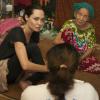 Angelina Jolie Pitt conversou com várias famílias desalojadas. Foto: Acnur/T.Stoddart