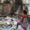 Menina olha para prédio destruído em Aden, Iêmen. Foto: Unicef