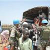 Capacetes azuis ajudam civis no Sudão do Sul. Foto: Unmiss