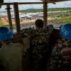 Boinas azuis da Unmiss observam um local de proteção de civis em Juba. Foto: ONU/JC McIlwaine
