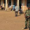 Soldado em frente a um posto eleitoral no Burundi. Foto: Menub