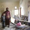 Família no Iêmen teve casa destruída. Foto: Ocha/Charlotte Cans