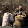 Homem vende batatas em um mercado na Armênia. Foto: FAO/ Johan Spanner