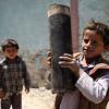 Meninos com restos de engenho explosivo no Iémen. Foto: Unicef/Mohamed Hamoud
