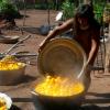 Indígena cozinha pequi na Amazônia brasileira. Foto: Ifad/Obiettivo Sul Mondo