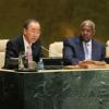 Secretário-geral da ONU, Ban Ki-moon, discursa na Assembleia Geral ao lado do presidente da AG, Sam Kutesa. Foto: ONU/Devra Berkowitz