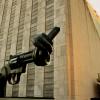 Escultura Não Violência na sede da ONU, em Nova York. Foto: ONU/Rick Bajornas