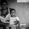 Cecilia Kollie, na imagem com o filho, é uma sobrevivente da epidemia em Monrovia, Libéria. Imagem: