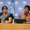 A diretora-executiva da ONU-Mulheres, Phumzile Mlambo-Ngcuka, com a autora da pesquisa, Radhika Coomaraswamy. Imagem: Ryan Brown/UN Women