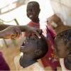 Diversas campanhas de vacinação em massa tiveram como alvo mais de 2,1 milhões de crianças com menos de cinco anos. Foto: ONU/JC McIlwaine