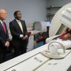 Diretor-geral da AIEA, Yukiya Amano (à esquerda) no hospital Steve Biko Memorial durante visita à África do Sul, em março de 2015. A agência já investiu quase € 300 milhões em projetos de radioterapia e combate à doença em todo o mundo nas últimas décadas