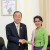 Secretário-geral, Ban Ki-moon, com Daw Aung San Suu Kyi em Mianmar em novembro de 2014. Foto: ONU/Rick Bajornas