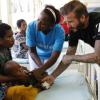 Embaixador da Boa Vontade do Fundo das Nações Unidas para a Infância, Unicef, David Beckham, em visita a crianças recebendo tratamento para desnutrição em um hospital apoiado pela agência da ONU em Papúa Nova Guiné. Foto: Unicef/Nickerson