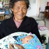 No Nepal, senhora segura sua neta recém-nascida. Foto: Unicef/Kent Page