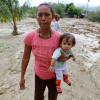 Mãe e filha saem da cidade de Laur, nas Filipinas, que foi afetada pelo tufão Koppu, em 2015. O atual El Niño deve ser um dos mais fortes desde 1998 e vai continuar no início de 2016. Foto: Unicef/Jeoffrey Maitem