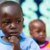 Menino na Guiné que perdeu familiares para o ebola. Foto: ONU/Martine Perret