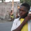 Jovem em Citey Solei ouve uma emissão radiofónica na primeira semana a seguir ao terramoto de 2010 no Haiti. Foto: Arquivo pessoal