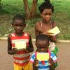 Crianças angolanas são vacinadas contra a febre-amarela. Foto: OMS/K. Nishino