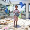 Menina de sete ano em biblioteca destruída na província de Ra, Fiji. Foto: UNICEF/UN011701/Sokhin