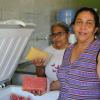 Ivanilda Barbosa (direita) na agroindustria de producao de polpas de frutas. Foto: Banco Mundial