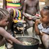 A assistência alimentar às escolas quenianas envolve cerca de 653 mil pessoas. Nesses estabelecimentos há crianças que recebem papas para tratar a desnutrição. Foto: PMA/Rein Skullerud