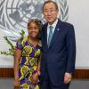 Ban Ki-moon com Raquelina Langa em visita à sede da ONU, agosto de 2014. Foto: ONU/Mark Garten