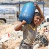 Menino sírio carrega jarro com água em acampamento para deslocados em Alepo, Síria. Foto: Unicef/Razan Rashidi
