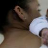 Jovem brasileira de 15 anos segura bebê com microcefalia. Foto: Unicef/Ueslei Marcelino