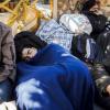 Jovem afegão dorme na rua em Atenas. Foto: Acnur/A. Zavallis