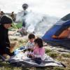 Mãe e filhas em um acampamento perto de Eidomeni. Foto: Acnur/A.Zavallis