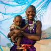 Mãe e filha protegidas por redes mosquiteiras tratadas com inseticida. Foto: Unicef/Hallahan