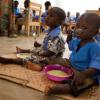 De acordo com o PMA, uma refeição na escola já provou que a frequência aumenta e melhora a habilidade das crianças no aprendizado. Foto: PMA