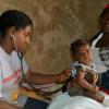 Dr. Josette Sanon (à esq.) atende pacientes em clínica móvel no Haiti. Foto: Unfpa Haiti