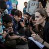 Angelina Jolie com refugiados sírios. Foto: Acnur/O.Laban-Matte