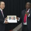 Ban Ki-moon, à esq., com o vice-presidente da África do Sul, Cyril Ramaphosa. Foto: ONU/Rick Bajornas