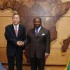 Ban Ki-moon com o Presidente do Gabão, Ali Bongo Ondimba, em visita ao país em 2010. Foto: ONU/Evan Schneider