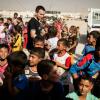 O ator Ewan McGregor visita acampamento para crianças deslocadas no Iraque. Foto: Unicef/Siegfried Modola