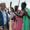 Alto comissário da ONU Filippo Grandi com sul-sudaneses. © UNHCR/Michele Sibiloni
