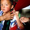 Menino no Nepal recebe vacina contra sarampo. Foto: Unicef/Kiran Panday
