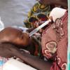 Criança severamente desnutrida recebe tratamento em clínica em Banki, no nordeste da Nigéria. Foto: Ocha/O.Fagan
