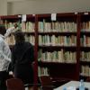 Laurindo Nhacune e Laura Gelbert conversam sobre o projeto de alfabetização de adultos em Moçambique. Foto: Rádio ONU